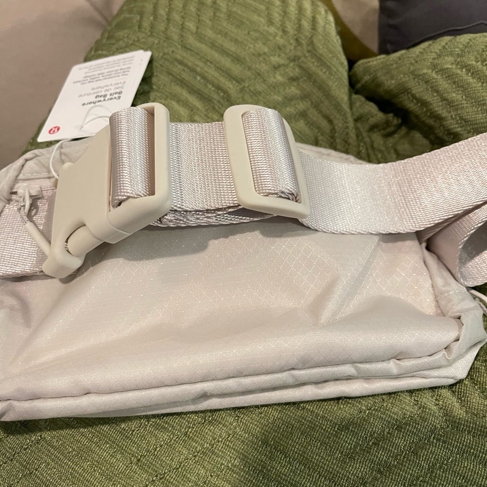 Lululemon Everywhere Belt Bag (Original strap version) - Picture 12 of 12